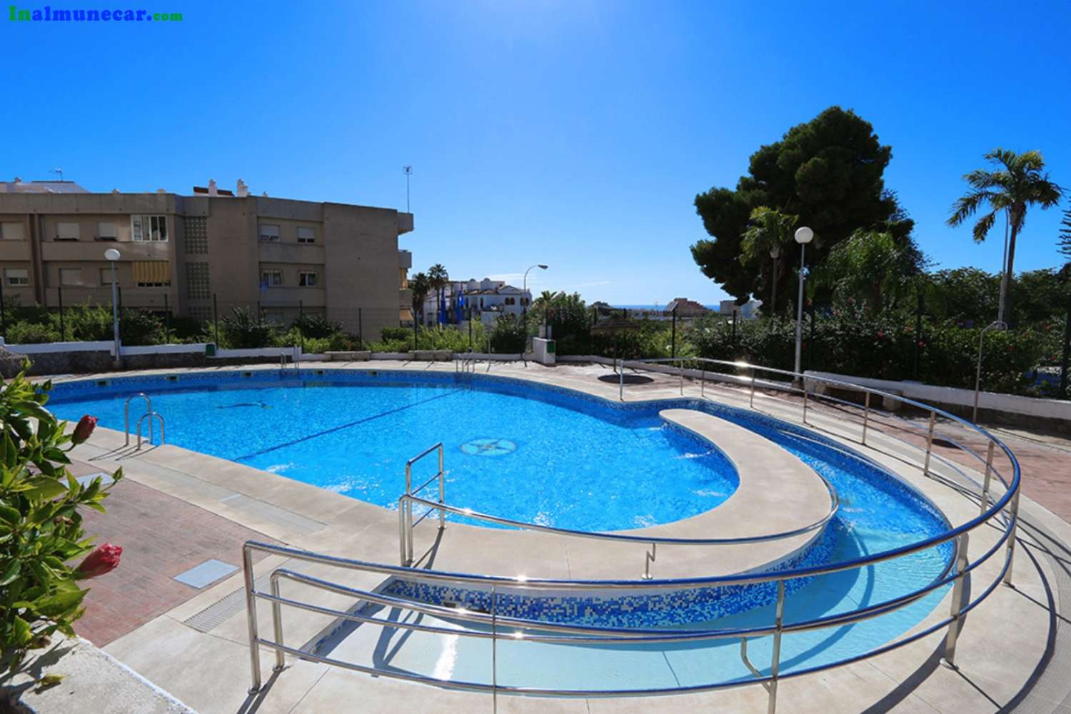 Piso en venta en Almuñecar con piscina y parking comunitario