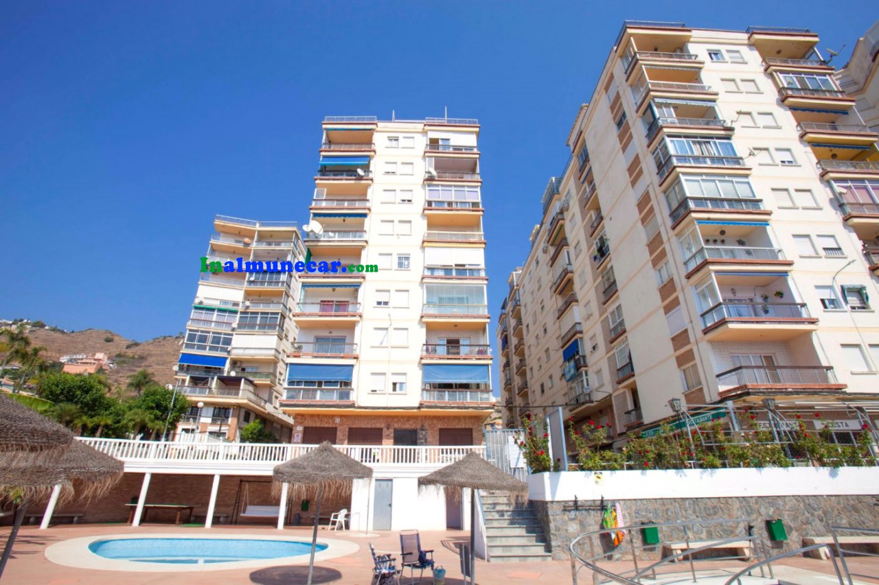 Piso en venta en Almuñecar con piscina y parking comunitario