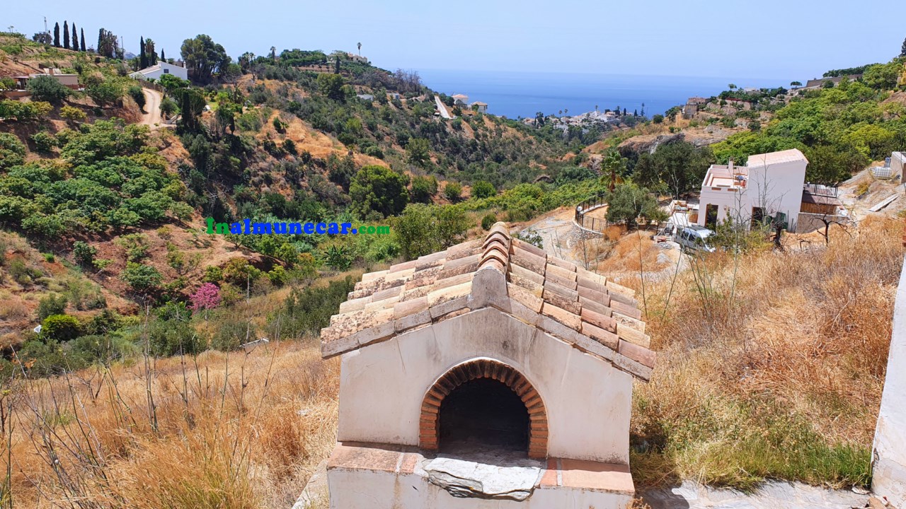 Lantlig villa till salu belägen i bukten La Herradura, Costa Tropical, Andalusien.