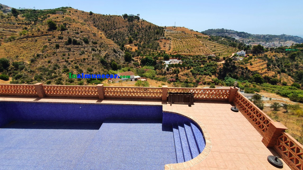 Lantlig villa till salu belägen i bukten La Herradura, Costa Tropical, Andalusien.