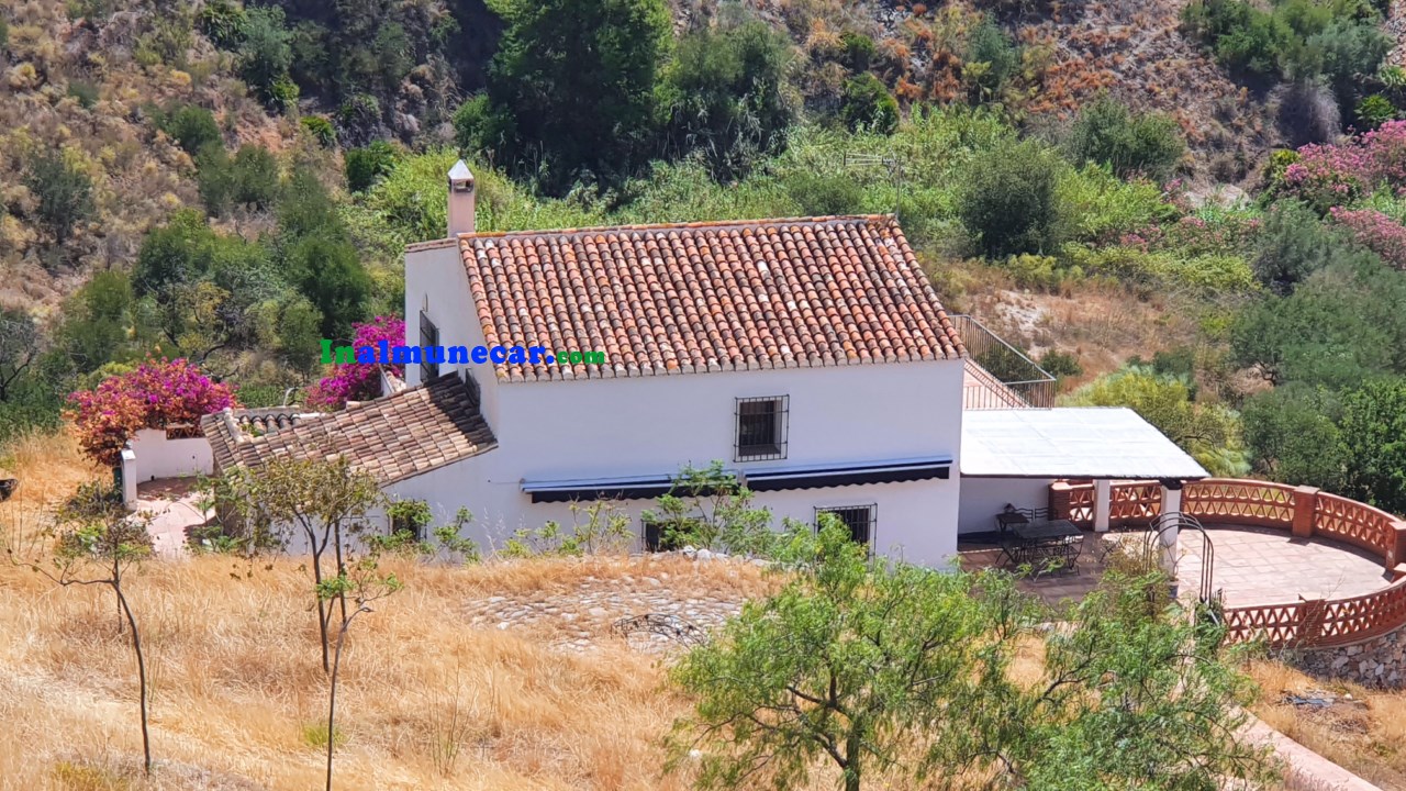 Lantlig villa till salu belägen i bukten La Herradura, Costa Tropical, Andalusien.