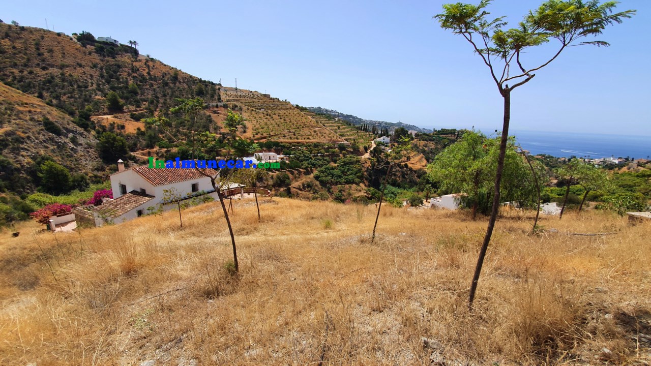 Lantlig villa till salu belägen i bukten La Herradura, Costa Tropical, Andalusien.