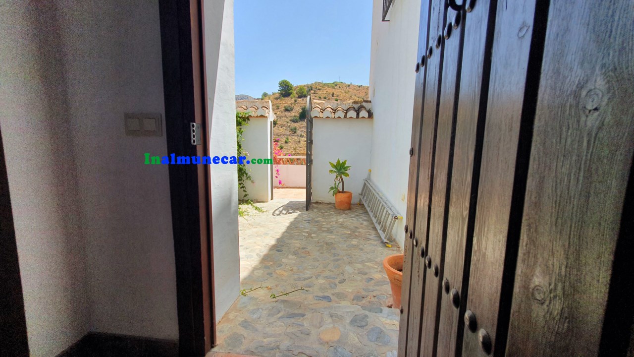 Country villa for sale located in the Bay of La Herradura, Costa Tropical, Andalusia.