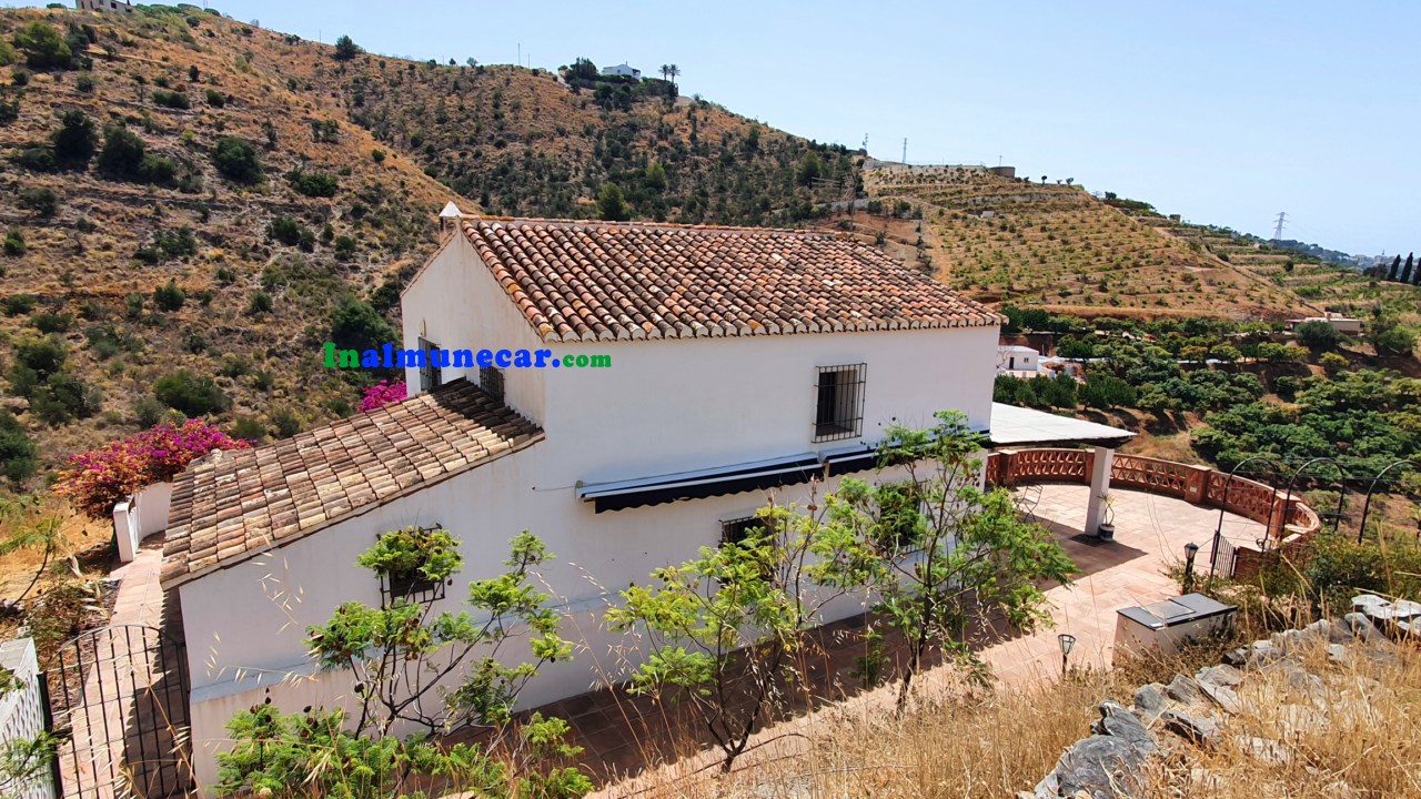 Lantlig villa till salu belägen i bukten La Herradura, Costa Tropical, Andalusien.