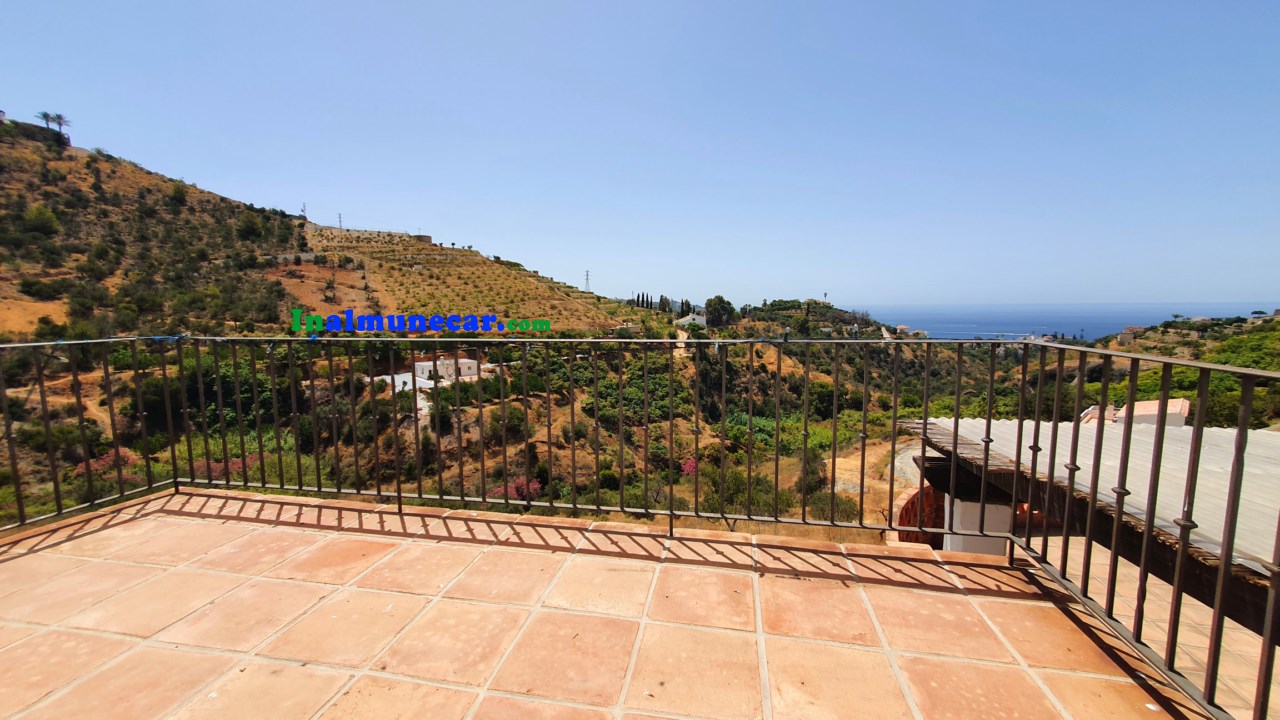 Lantlig villa till salu belägen i bukten La Herradura, Costa Tropical, Andalusien.