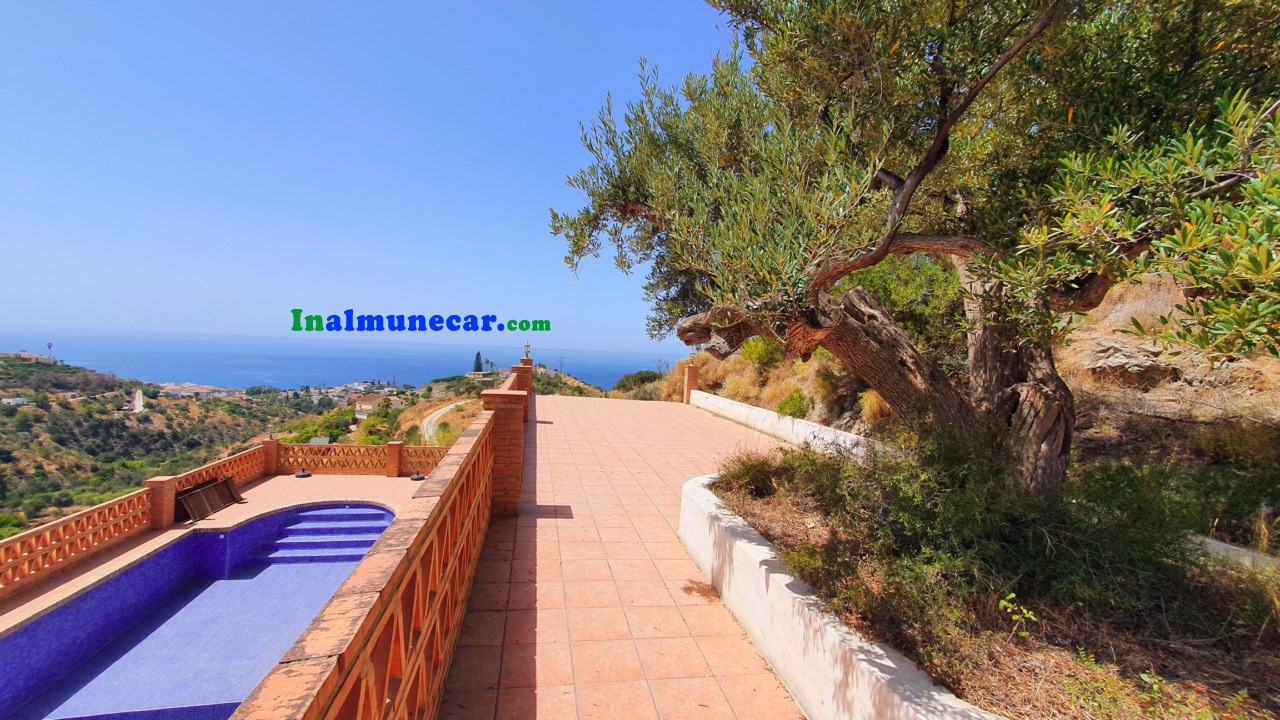 Country villa for sale located in the Bay of La Herradura, Costa Tropical, Andalusia.