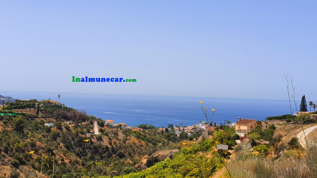 Lantlig villa till salu belägen i bukten La Herradura, Costa Tropical, Andalusien.