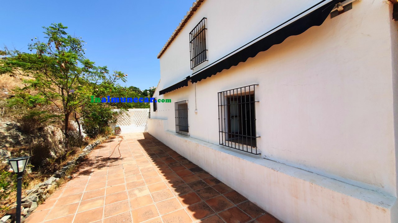 Country villa for sale located in the Bay of La Herradura, Costa Tropical, Andalusia.