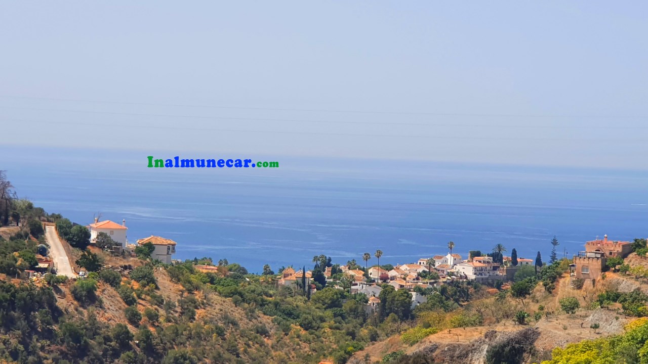 Lantlig villa till salu belägen i bukten La Herradura, Costa Tropical, Andalusien.