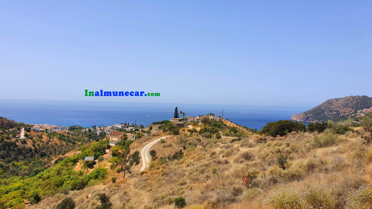 Lantlig villa till salu belägen i bukten La Herradura, Costa Tropical, Andalusien.