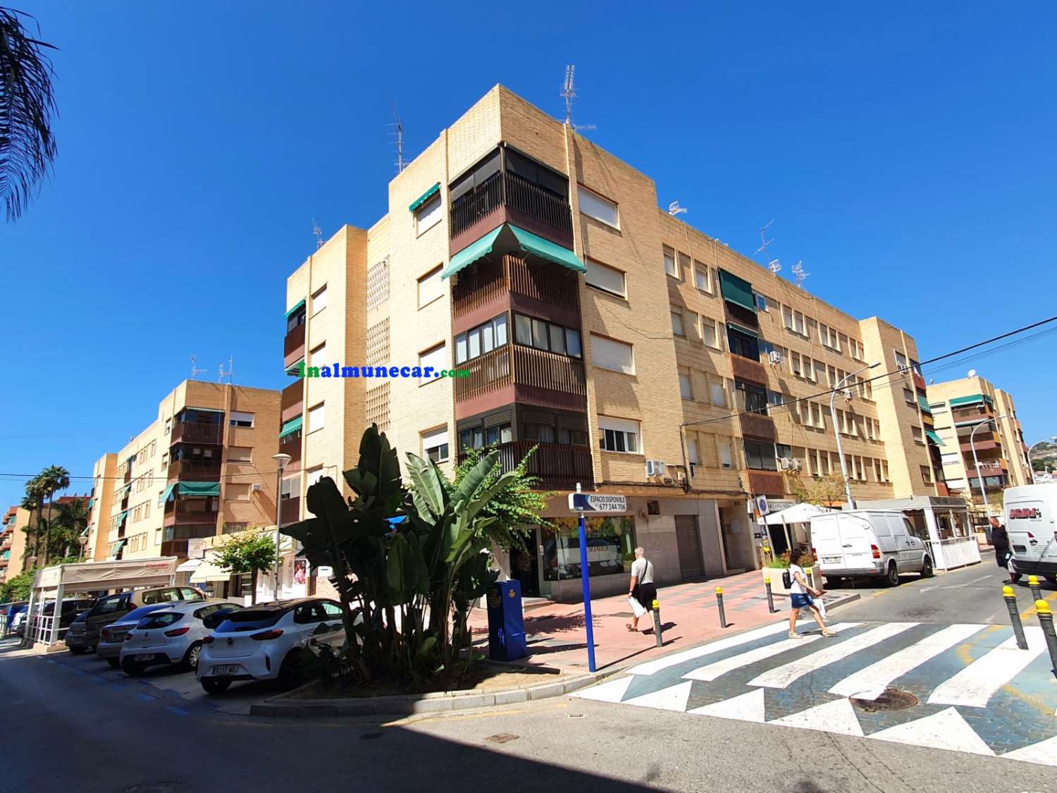 Luxury apartment for sale in Almuñecar with closed garage.