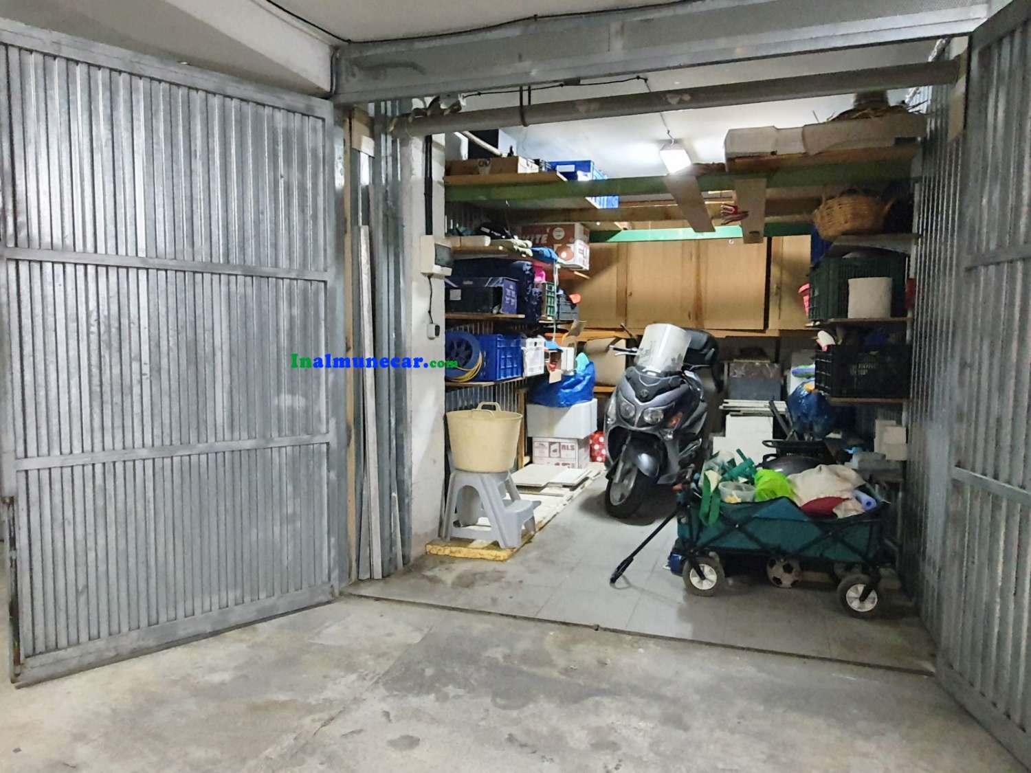 Große Wohnung zum Verkauf in Almuñecar mit geschlossener Garage.