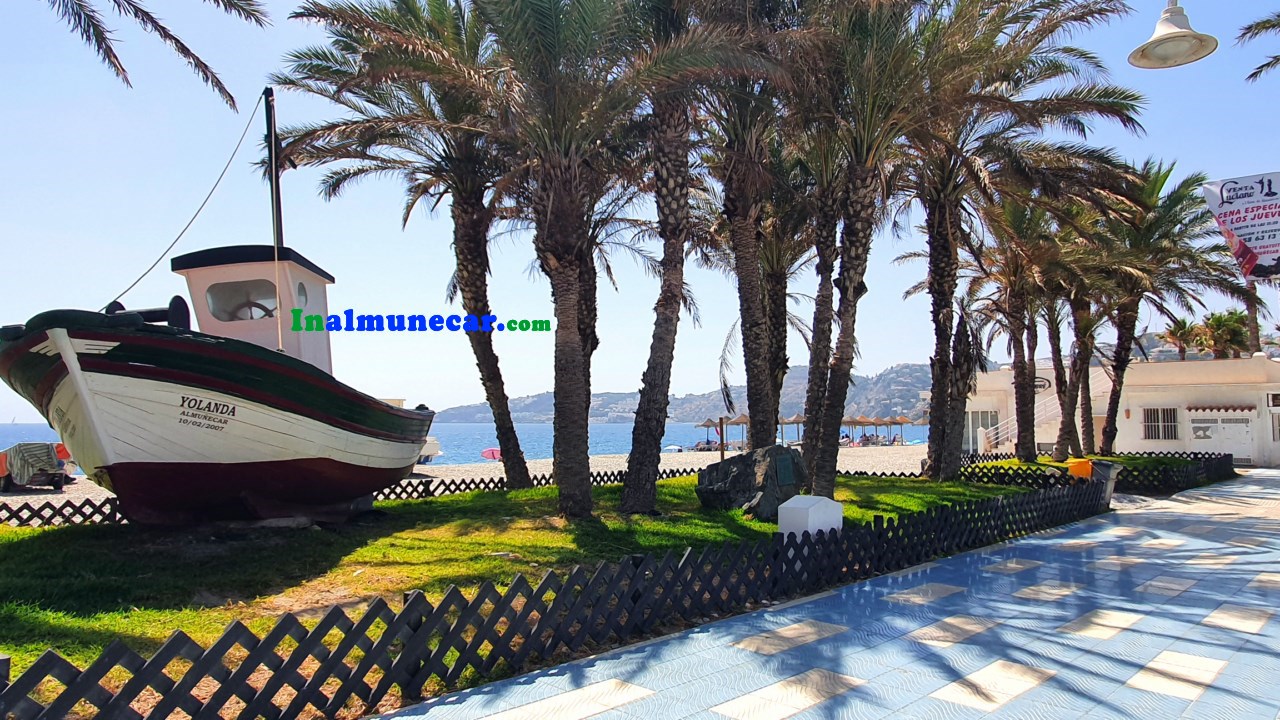 Luxury apartment for sale in Almuñecar with closed garage.