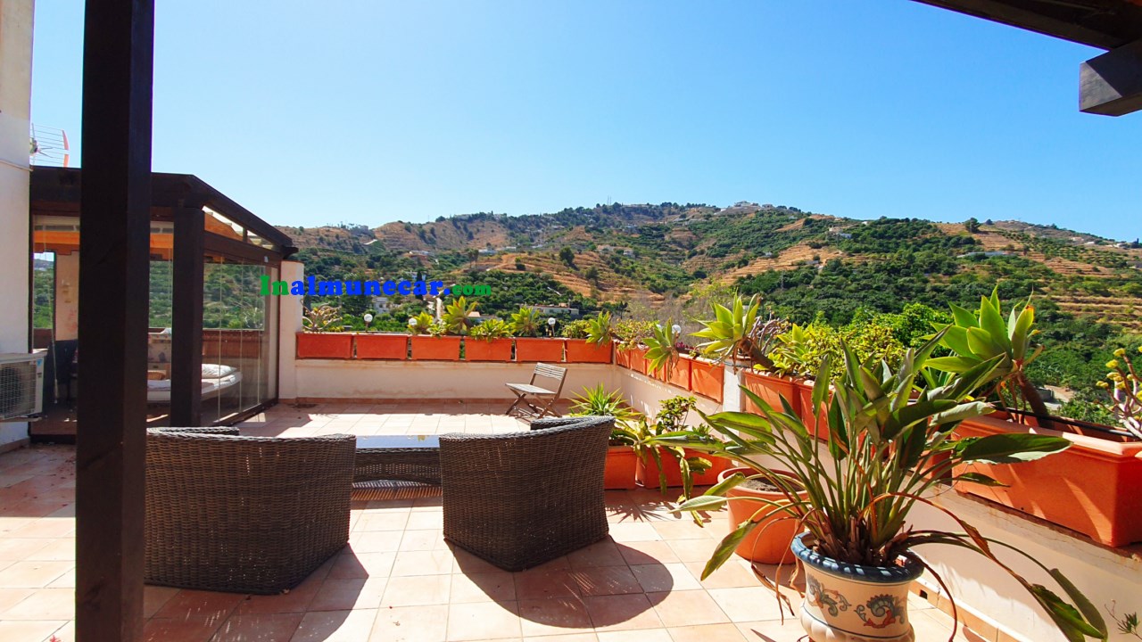 Appartement à vendre à Almuñecar, avec piscine commune, place de parking et une terrasse incroyable