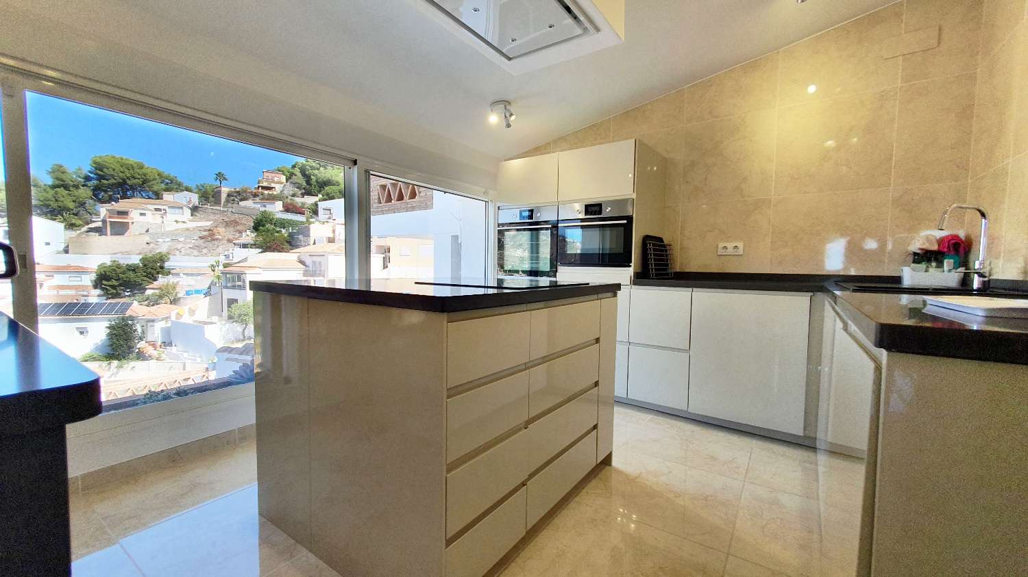 Excelente villa en venta en Almuñecar - Urbanizacion El Capricho.