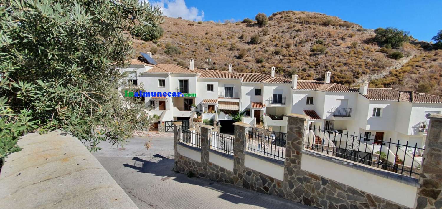 Villa à vendre à Almuñecar avec grande terrasse, garage fermé et piscine