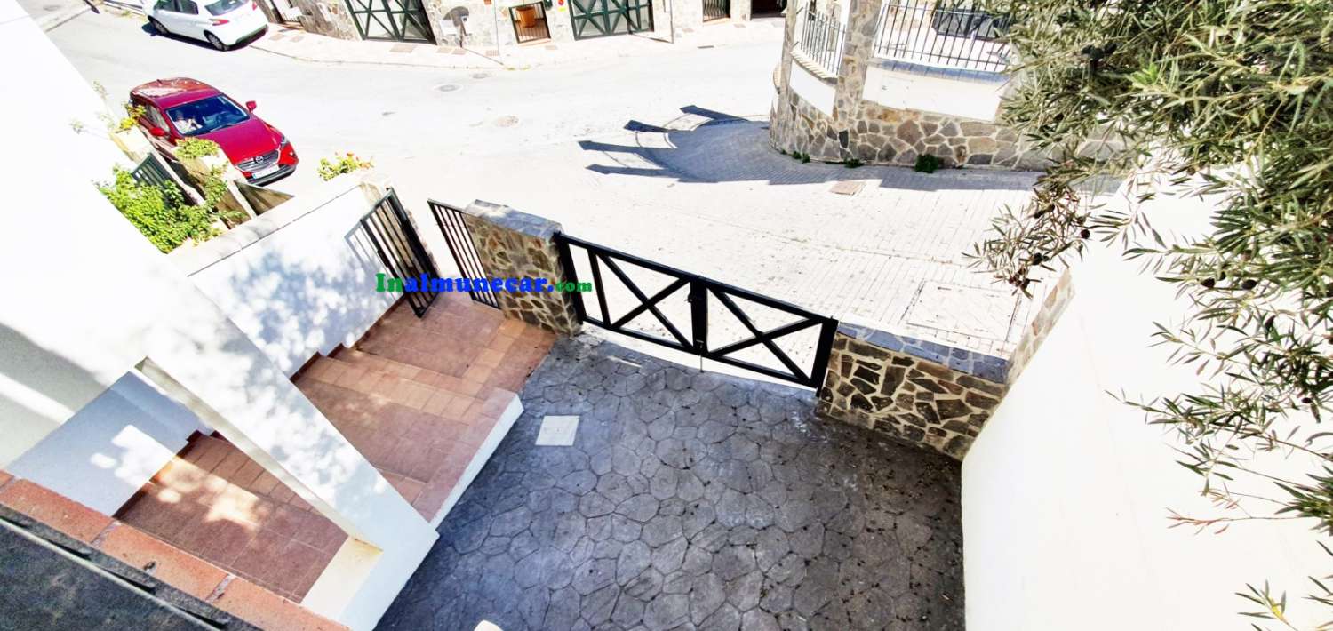 Villa à vendre à Almuñecar avec grande terrasse, garage fermé et piscine