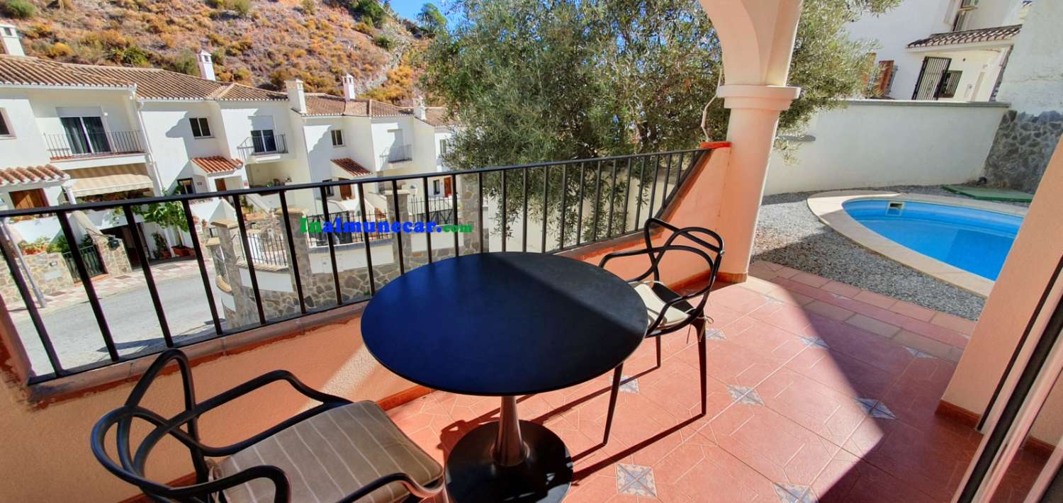 Villa à vendre à Almuñecar avec grande terrasse, garage fermé et piscine