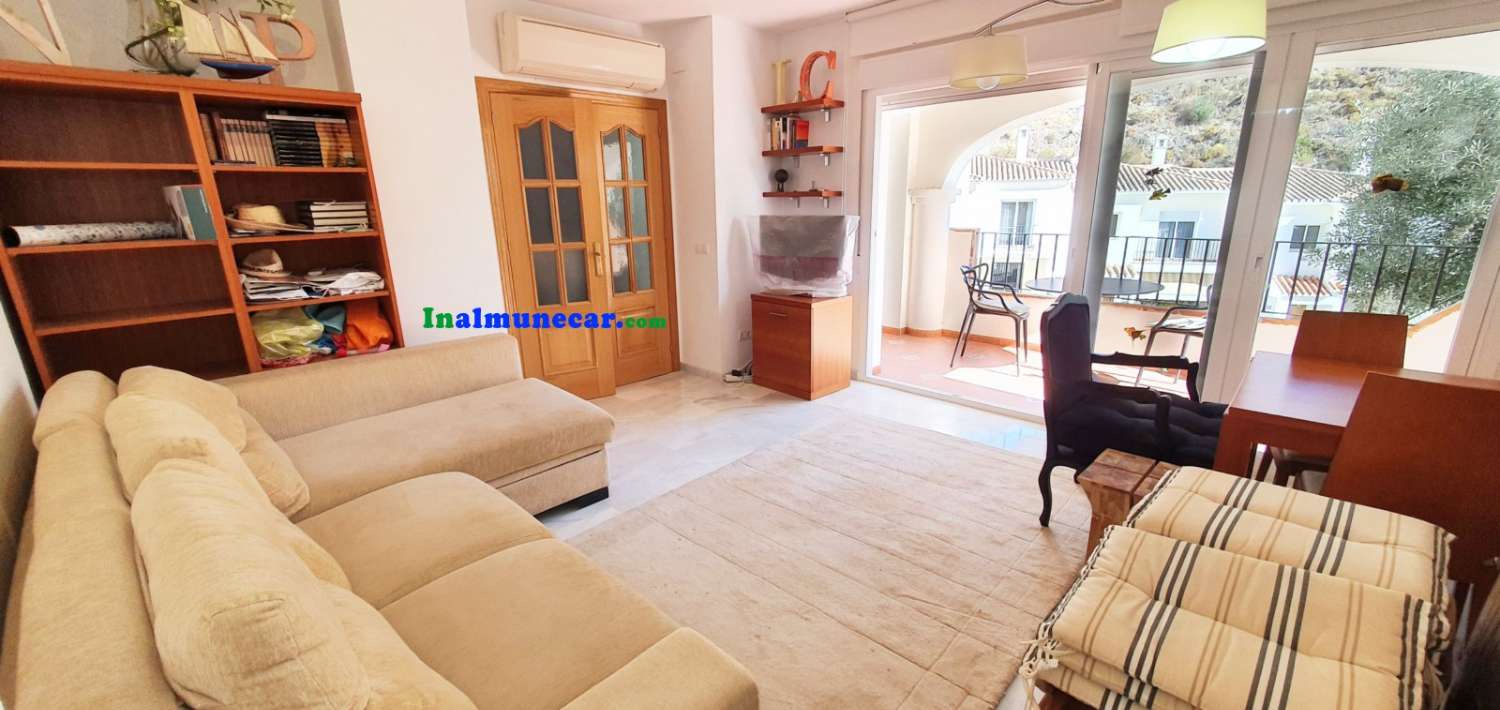 Casa en venta en Almuñecar con  gran terraza, cochera cerrada y piscina