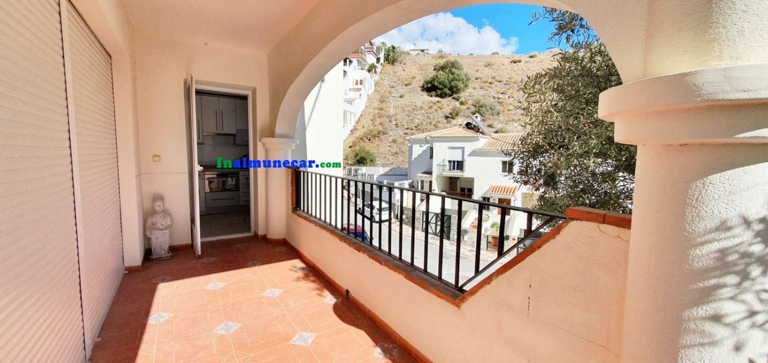 Casa en venta en Almuñecar con  gran terraza, cochera cerrada y piscina