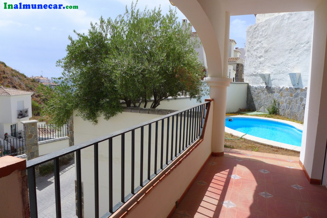 Casa en venta en Almuñecar con  gran terraza, cochera cerrada y piscina