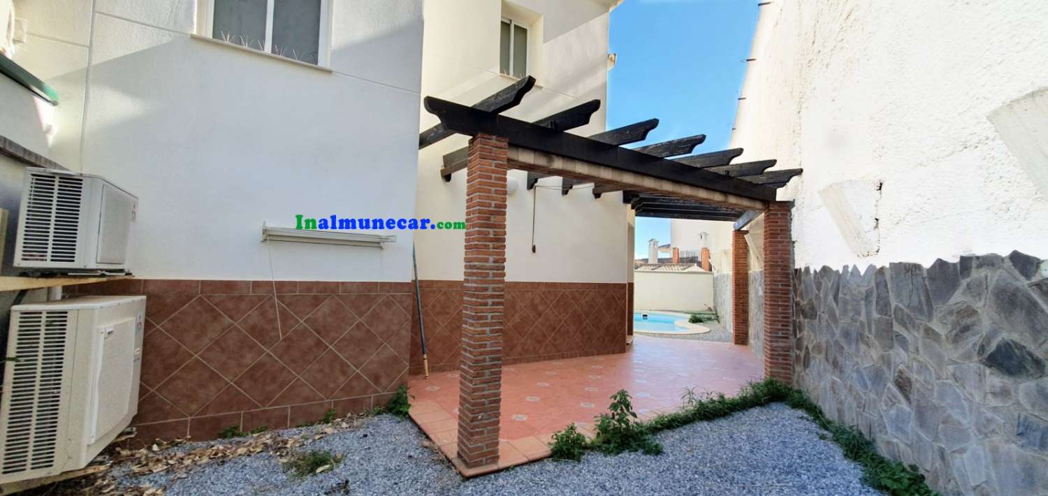 Casa en venta en Almuñecar con  gran terraza, cochera cerrada y piscina