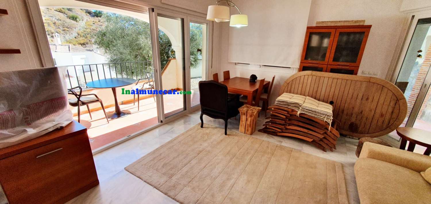 Casa en venta en Almuñecar con  gran terraza, cochera cerrada y piscina