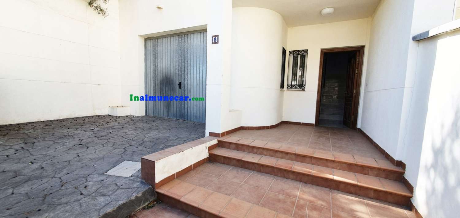 Villa for sale in Almuñecar with large terrace, closed garage and pool