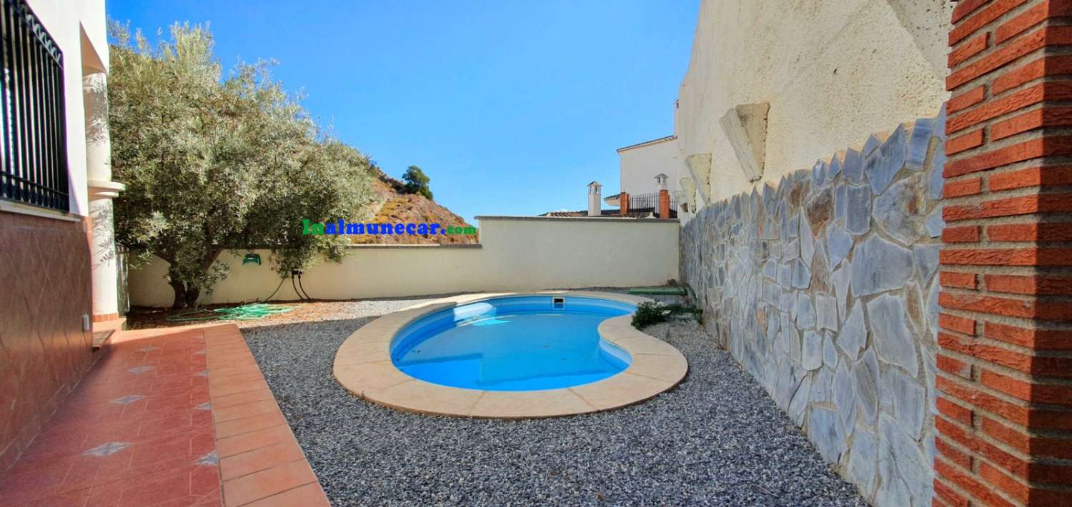 Casa en venta en Almuñecar con  gran terraza, cochera cerrada y piscina