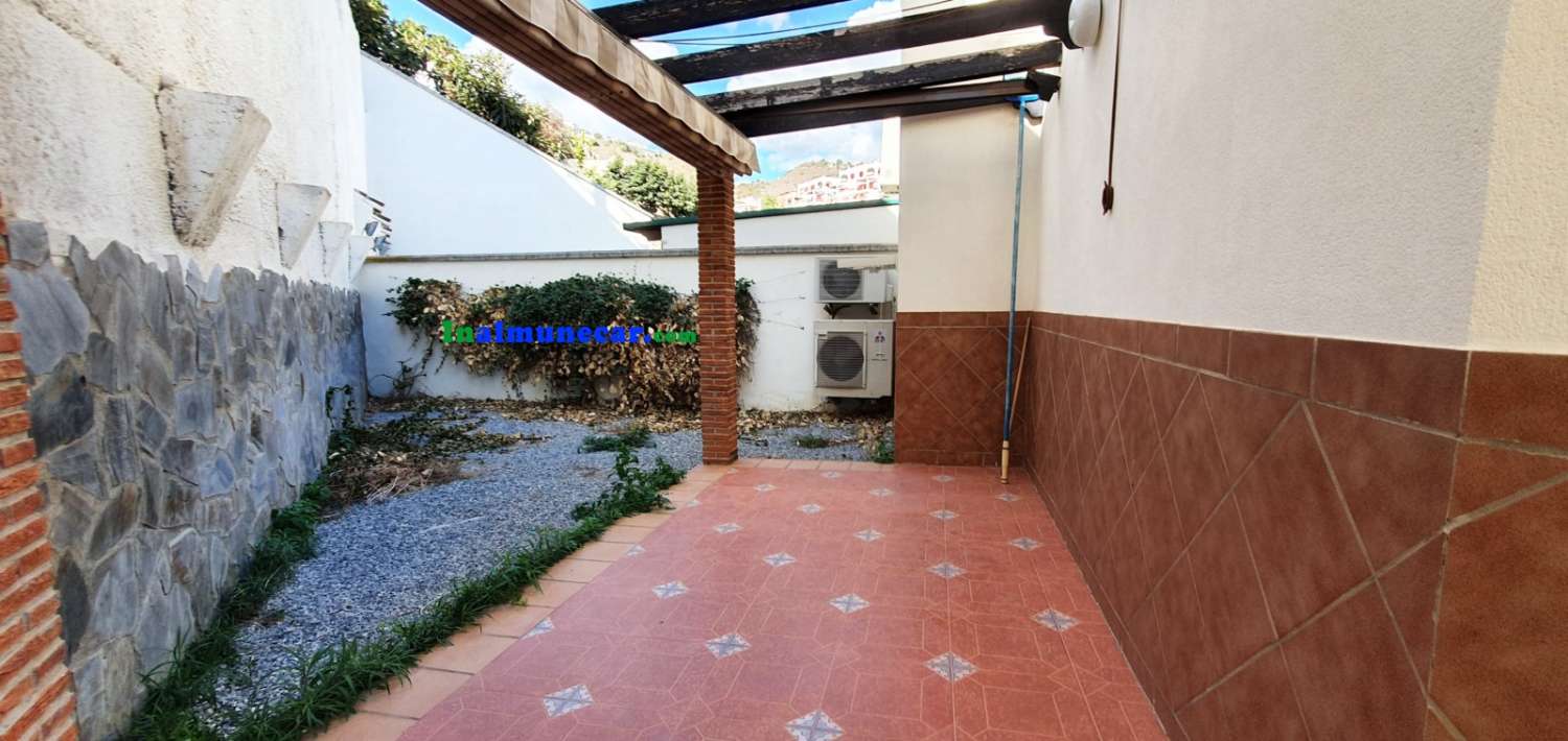 Casa en venta en Almuñecar con  gran terraza, cochera cerrada y piscina