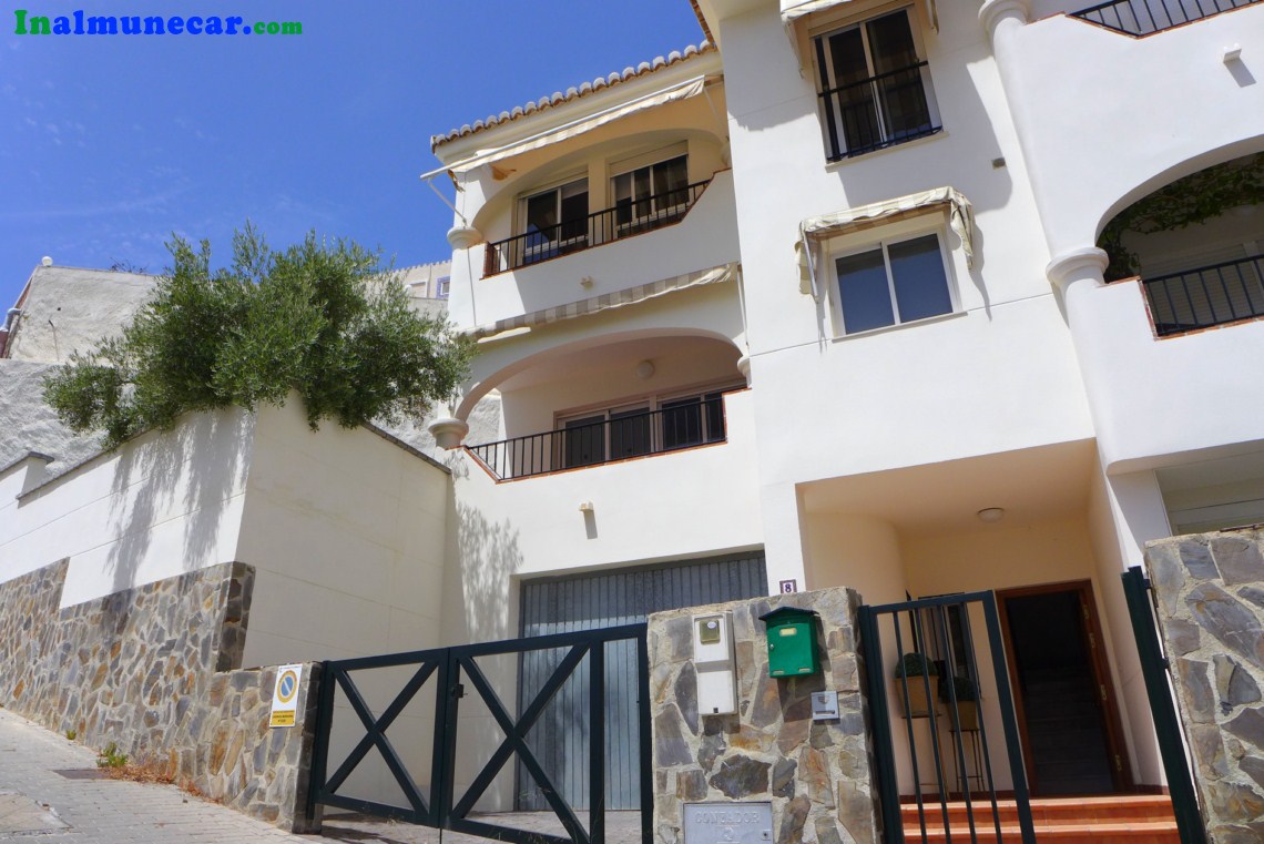 Casa en venta en Almuñecar con  gran terraza, cochera cerrada y piscina