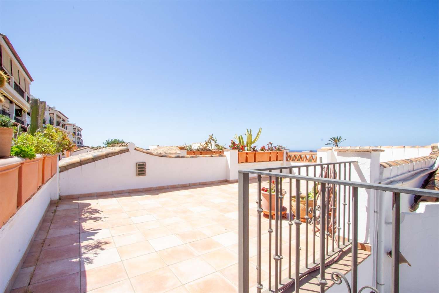 Apartamento en venta en Almuñécar, con piscina comunitaria, plaza de garaje y una gran terraza