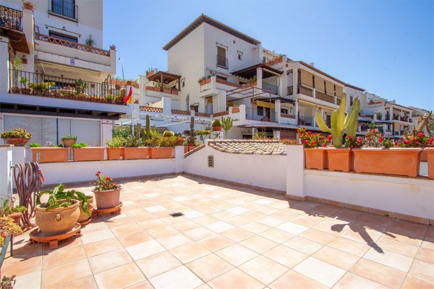 Apartamento en venta en Almuñécar, con piscina comunitaria, plaza de garaje y una gran terraza