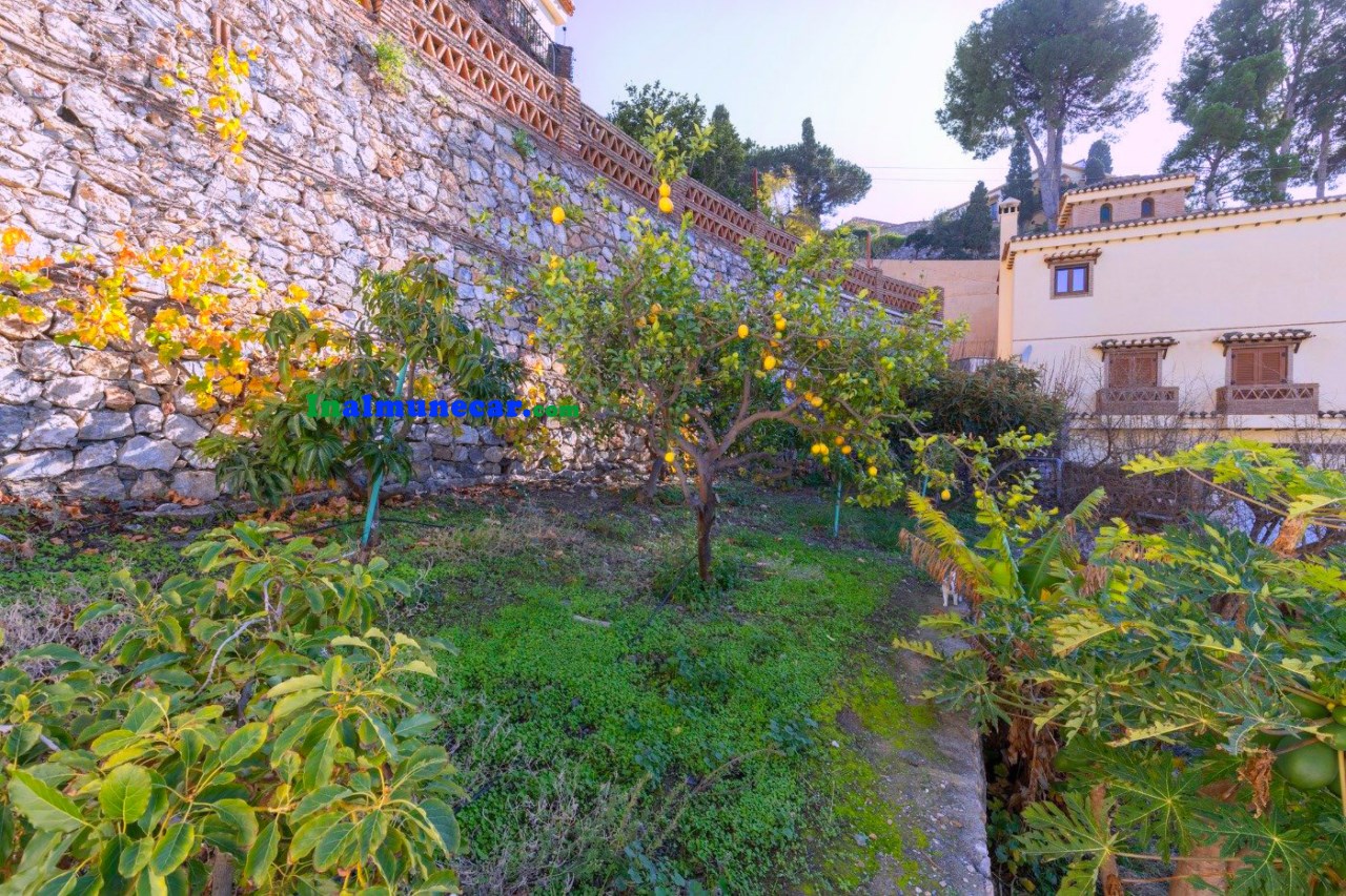 Villa à vendre dans la prestigieuse urbanisation de Los Pinos à Almuñecar, Costa Tropical