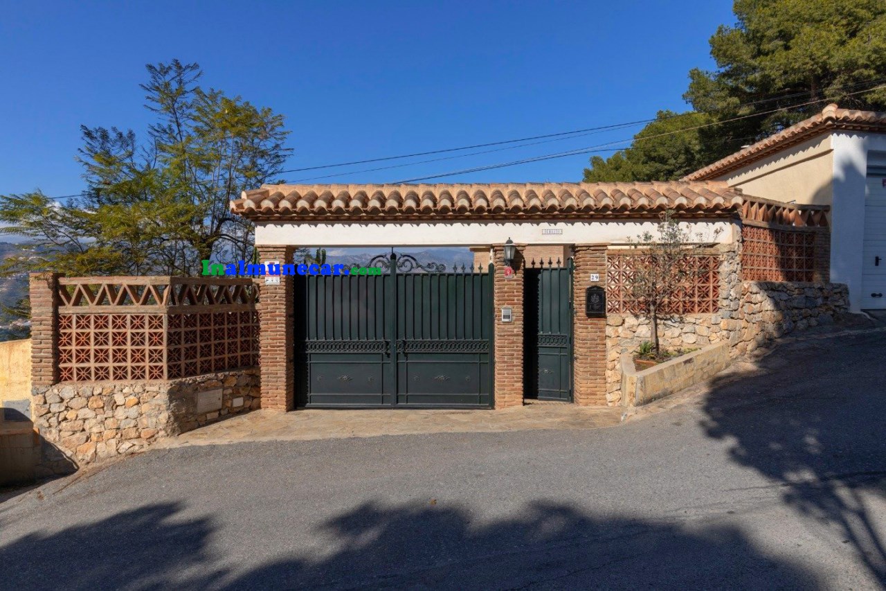 Villa for sale in the prestigious urbanization of Los Pinos in Almuñecar, Costa Tropical