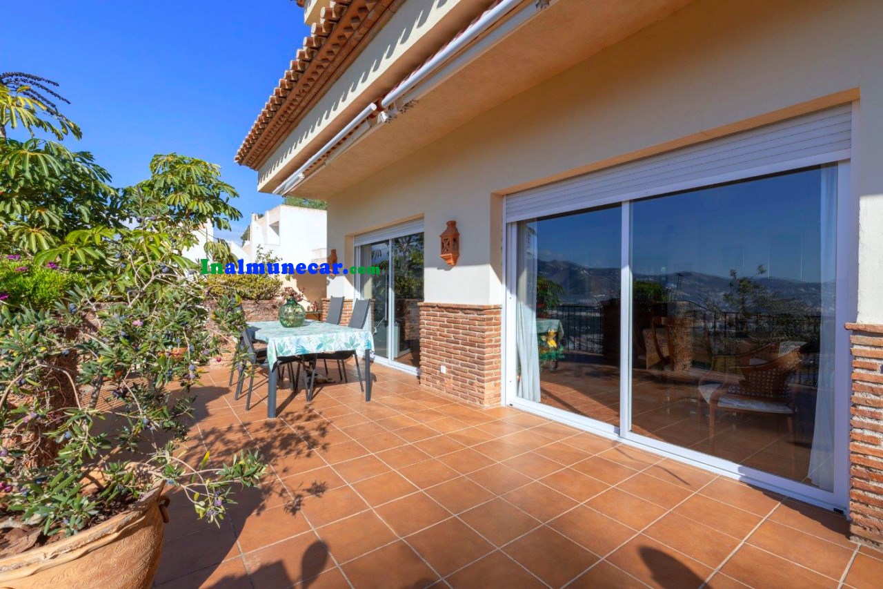 Villa for sale in the prestigious urbanization of Los Pinos in Almuñecar, Costa Tropical