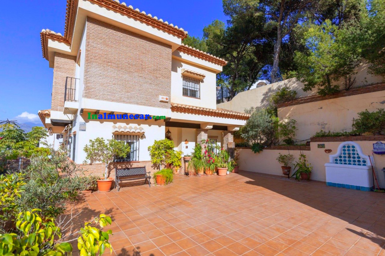 Villa for sale in the prestigious urbanization of Los Pinos in Almuñecar, Costa Tropical