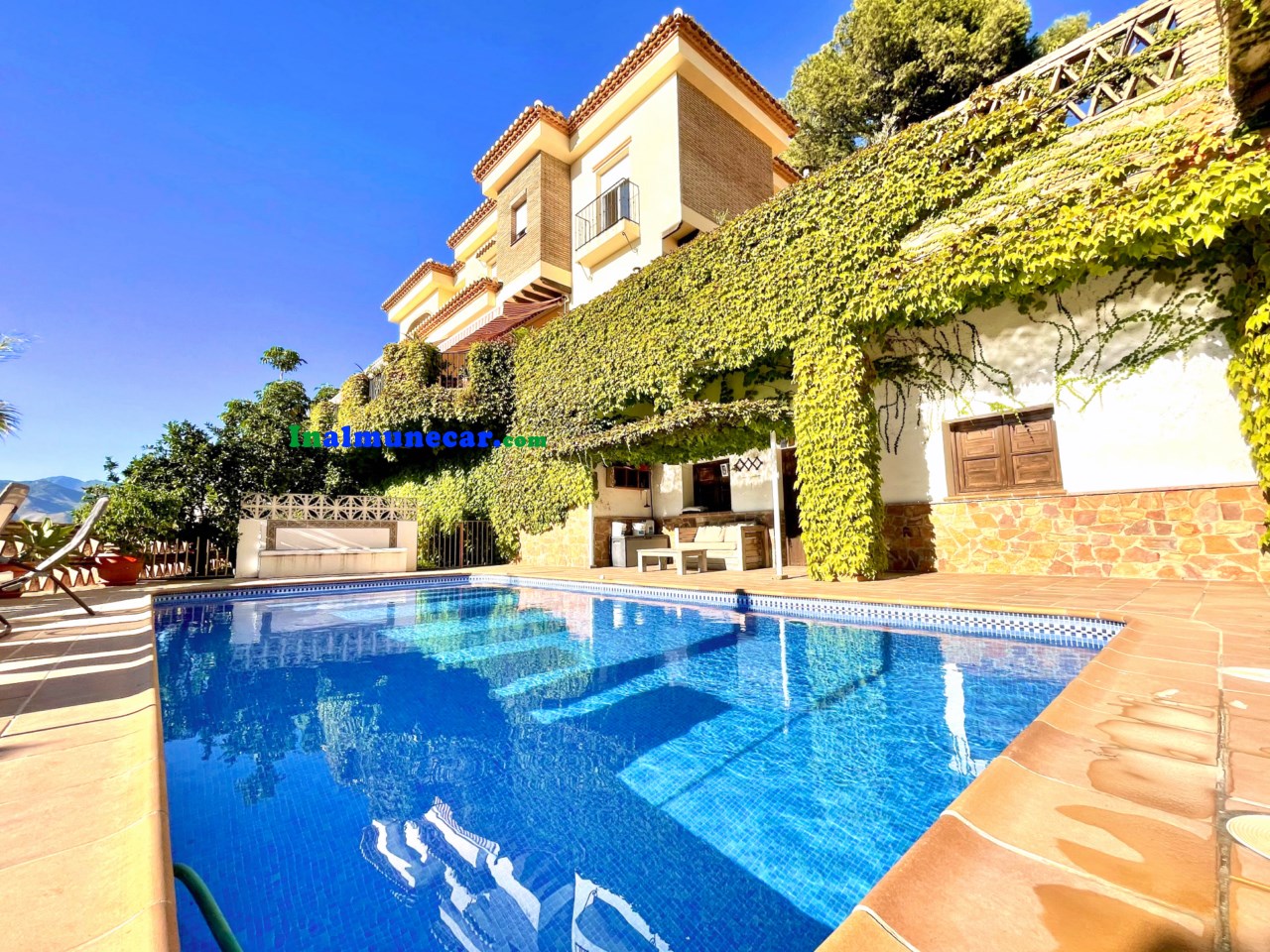 Villa for sale in the prestigious urbanization of Los Pinos in Almuñecar, Costa Tropical