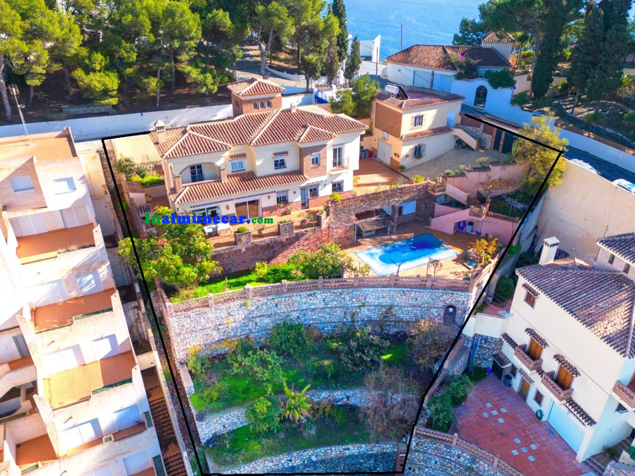 Villa à vendre dans la prestigieuse urbanisation de Los Pinos à Almuñecar, Costa Tropical