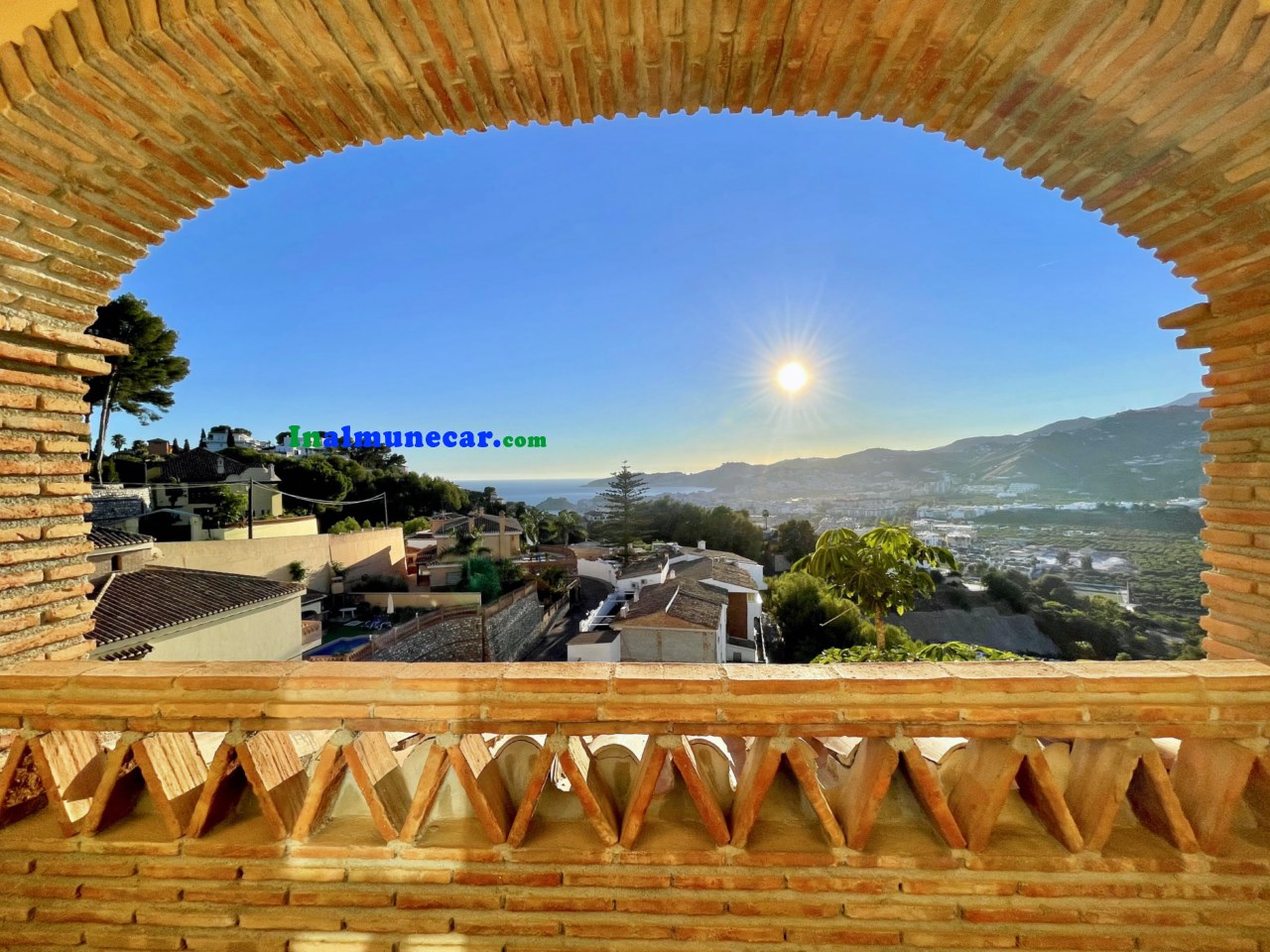 Villa for sale in the prestigious urbanization of Los Pinos in Almuñecar, Costa Tropical