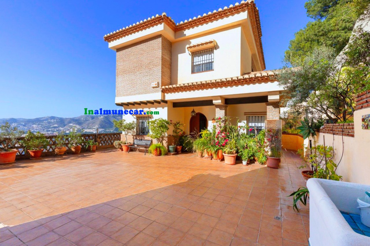 Villa en venta en la prestigiosa urbanización de Los Pinos en Almuñecar, Costa Tropical