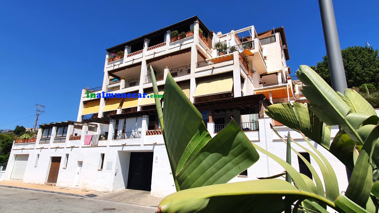 Apartamento en venta en Almuñécar, con piscina comunitaria, plaza de garaje y una increíble terraza